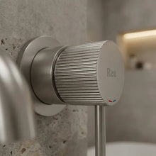 Falra szerelhető csaptelep Rea Lungo Stripe Brush Nickel